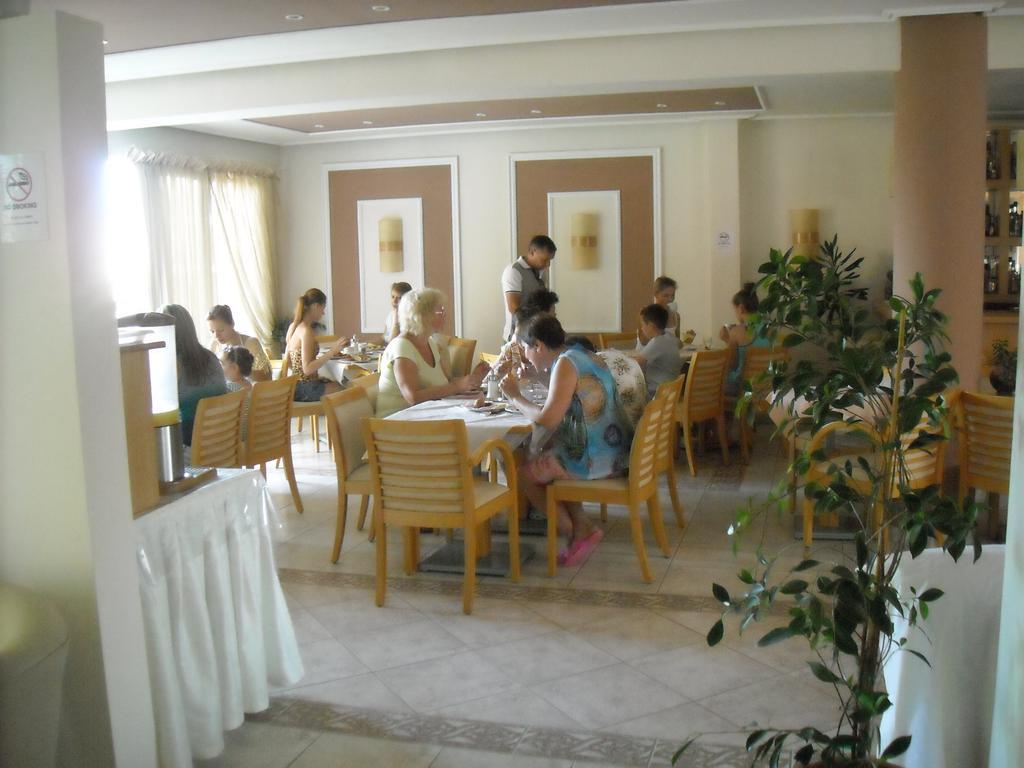 Iris Hotel Nea Kallikrateia Bagian luar foto