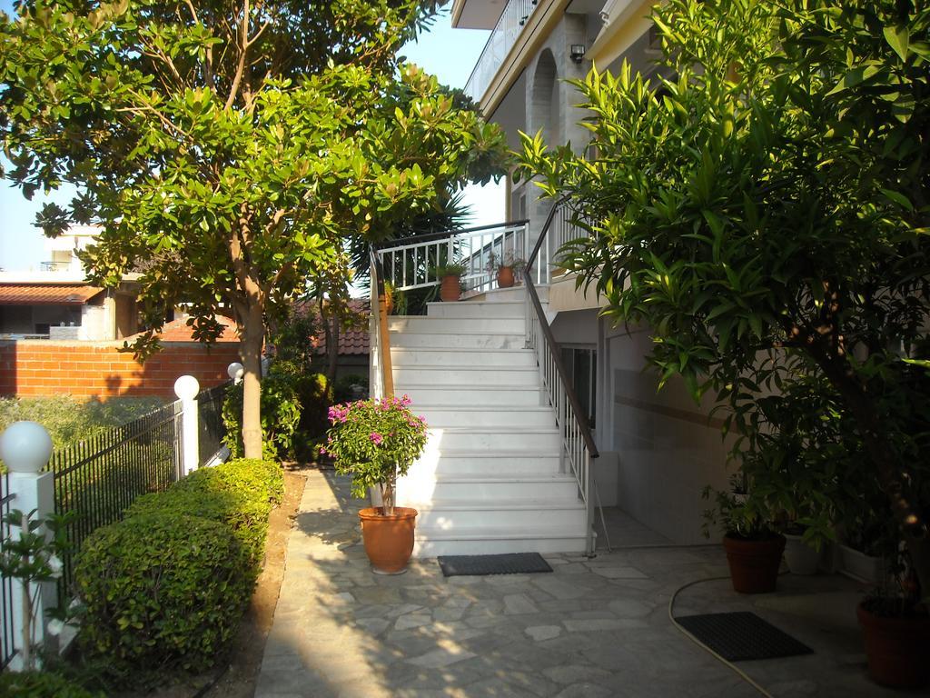 Iris Hotel Nea Kallikrateia Bagian luar foto