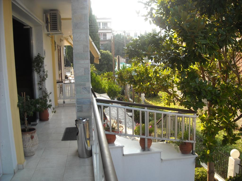Iris Hotel Nea Kallikrateia Bagian luar foto