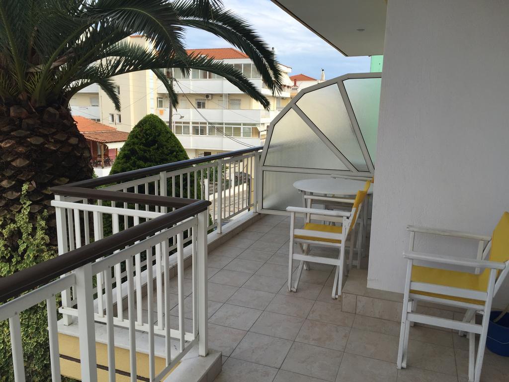 Iris Hotel Nea Kallikrateia Bagian luar foto