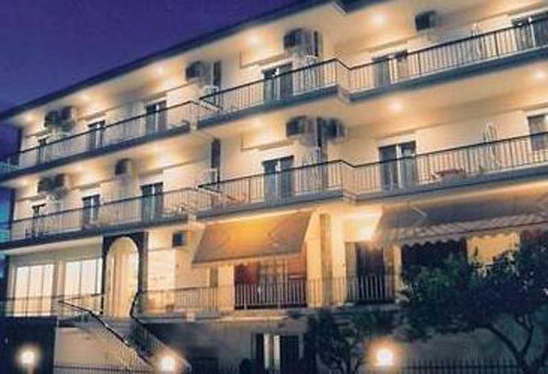 Iris Hotel Nea Kallikrateia Bagian luar foto